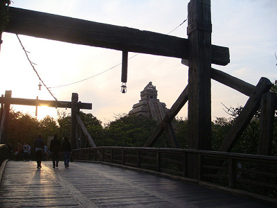 \ポートディスカバリー側から来ると、唯一神殿が左側に見えるのがこの橋です