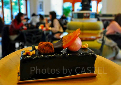 ビバリーヒルズブランジェリーのケーキと店内の様子／USJ