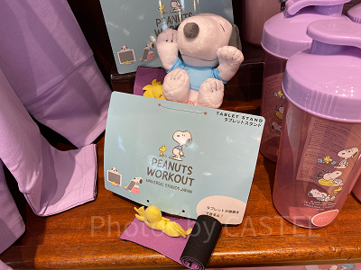 USJスヌーピーグッズ/タブレットスタンド/「PEANUTS WORKOUT」