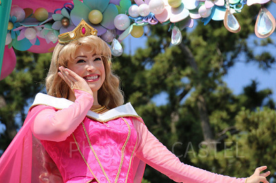 オーロラ姫のドレスの色は何色？