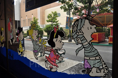 パークには仮装を楽しむピーナッツの絵も