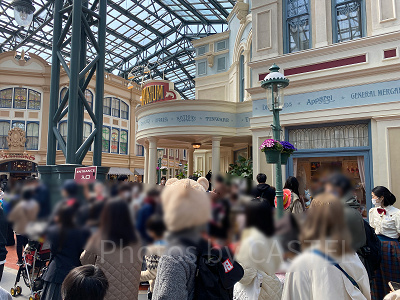 グランドエンポーリアム店外まで待ち列が