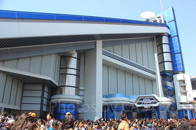大きな建物のなかで宇宙旅行を楽しめます！！