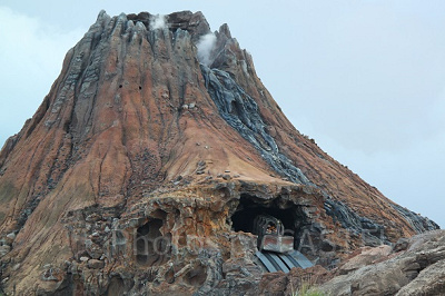 プロメテウス火山から落下するセンター・オブ・ジ・アース