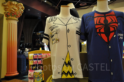 スヌーピー「VINTAGE PEANUTS」モノトーンTシャツ（左）