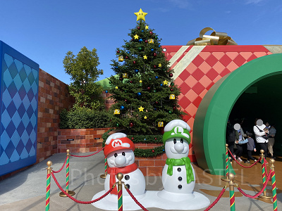 スーパー・ニンテンドー・ワールド入口のツリーと雪だるまマリオ＆ルイージ