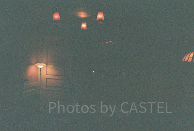 フラッシュを焚かずに「写ルンです」で屋内を撮影した場合はこんな感じに…。