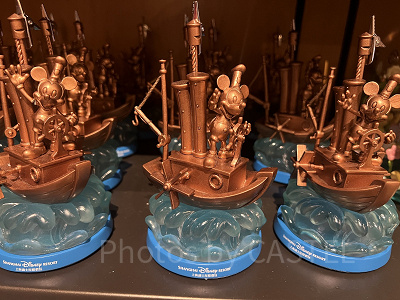 上海ディズニーランドグッズ：蒸気船ウィリーの噴水フィギュア