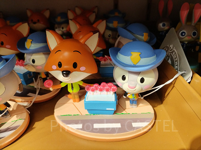 上海ディズニーズートピアグッズ：ニック＆ジュディのフィギュアスタンド