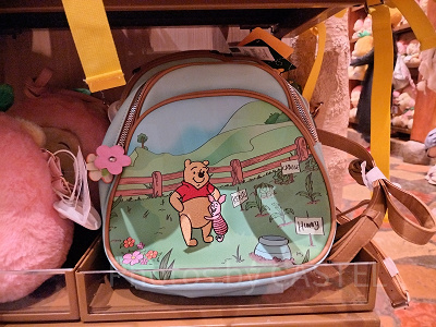 上海ディズニーくまのプーさんグッズ：プーさんのミニリュック（100エーカーの森）
