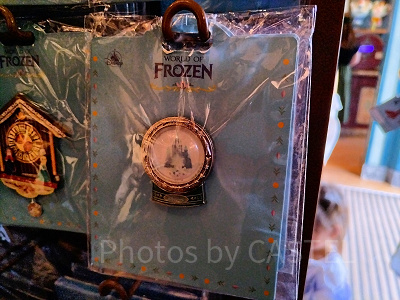 香港ディズニーアナ雪グッズ：アレンデール城のピンバッジ