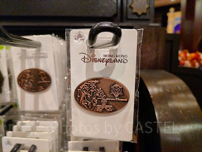 香港ディズニーミスティックマナーグッズ：スーベニアメダル型のピンバッジ