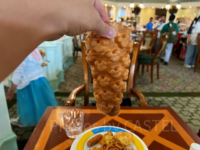 香港エンチャンテッドガーデンレストラン：パーク内の食べ歩きメニューとしても話題のミッキー型エッグパフ