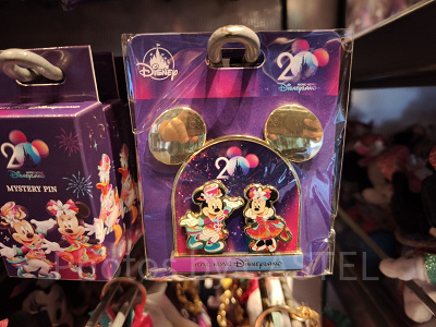 香港ディズニー20周年「ミッキー&フレンズ・グランドセレブレーショングッズ」:20周年ペアピンバッジ