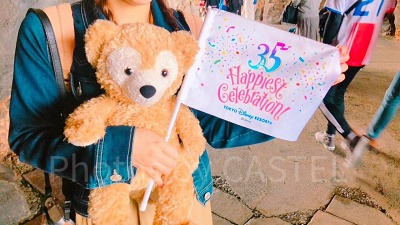 35周年のフラッグとダッフィー