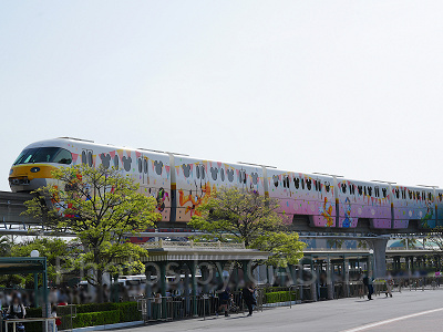 40周年ラッピングのディズニーリゾートライン