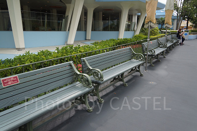 1つ置きに座れるよう対策されたベンチ