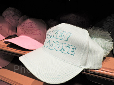 ミッキーの耳をイメージしたポンポンつきのキャップ