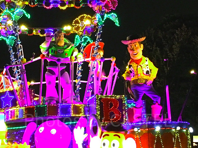 とにかくカラフルなトイ・ストーリーのフロート