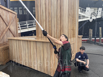 キャストの手持ちホースからも大量放水