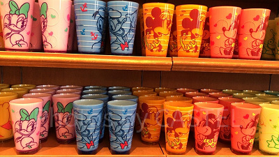 プラスチック製の大きめのコップです