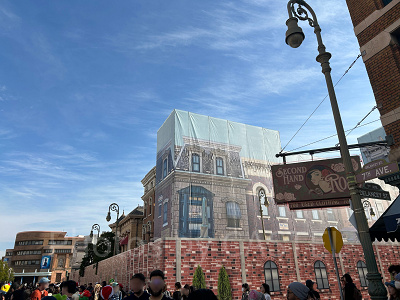 囲いがついたニューヨークエリアの建物（2025/12/1撮影）