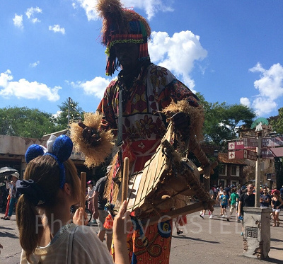 アフリカエリアで出会ったパフォーマーさん 楽器を演奏させてくれました