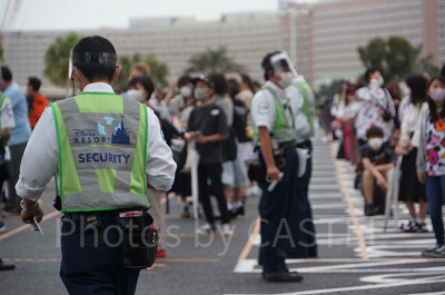 フェイスシールドをつけているセキュリティキャストさん