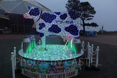 ゲストを出迎えてくれるキラキラな牛のオブジェ