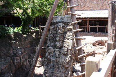 レストランの入口で見られる発掘中の石像