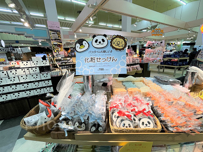 グッズがたくさん揃えられた店内