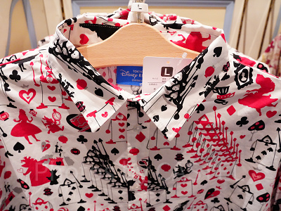 不思議の国のアリスの柄アップ ディズニー総柄シャツ