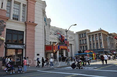 アメージングスパイダーマンストア（左）、スパイダーマンライド（中央）