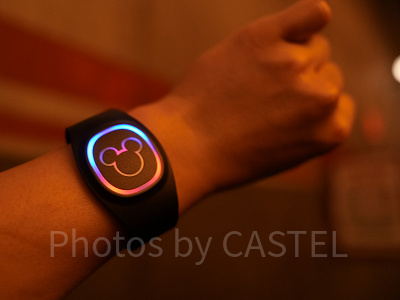 カリフォルニアアナハイムディズニー：ウェブ・スリンガーズ：スパイダーマン・アドベンチャー乗り場前でマジックバンド＋が勝手に光る！