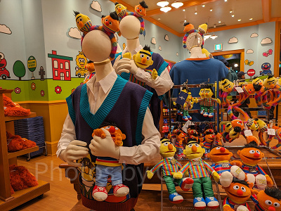 アニー&バートのアイテムディスプレイ／USJ