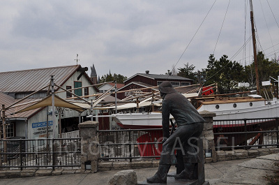 USJジョーズの外観と船長の銅像