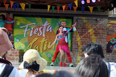 フィエスタラティーナではアクロバットなダンスに注目！