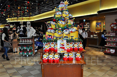 ユニバーサルスタジオストアの入り口にはUSJイチオシのグッズがディスプレイ（写真はミニオンのアソートスナック2,800円）