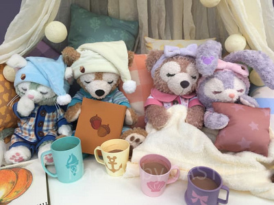 ぐっすり眠るダッフィーたち