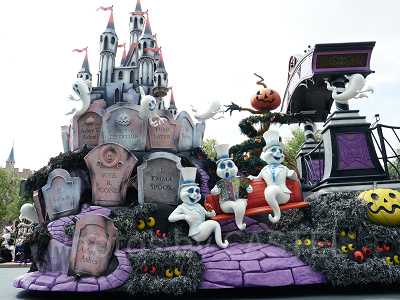 お墓だらけのシンデレラ城のフロートの後方部分