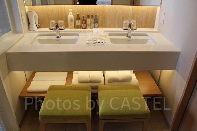 バスルームはシンクが2口