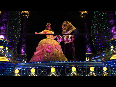 夜のパレードできらびやかに踊る“美女と野獣”