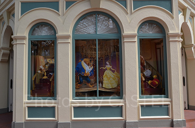 美女と野獣のショーウインドー