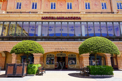 大きなガラス張りがベッラヴィスタ・ラウンジ（ミラコスタ）