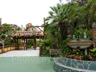 アドベンチャーランド入口近くにあるベンチ