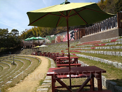 ニジゲンノモリ「NARUTO＆BORUTO 忍里」のベンチ