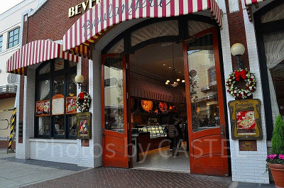 ビバリーヒルズブランジェリーのテイクアウトウインドウ（左）