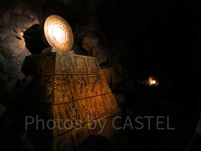 若さの泉がある場所を示す銅鏡