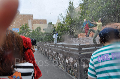 麦わらの一味と戦い水を浴びるバギー海賊団／ワンピースウォーターバトル