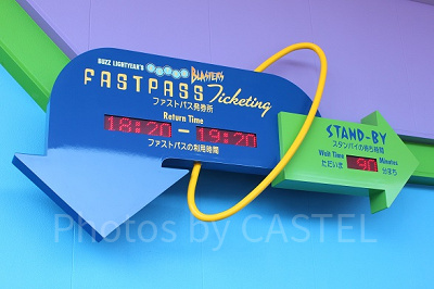 バズライトイヤーのアストロブラスターも待ち時間が長いで有名